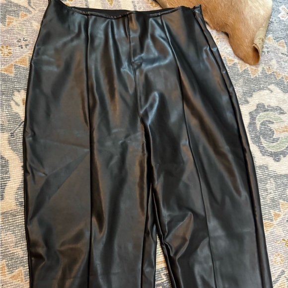 Abercrombie & Fitch Split-Hem Vegan Leather Slim Flare Pant Black sz M - Picture 4 of 7
